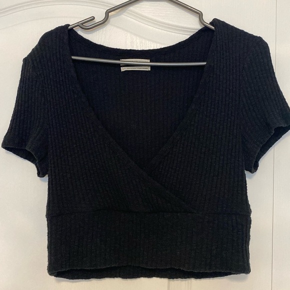 URBAN  OUTFITTERS- Black v-neck 👚 - Picture 4 of 8